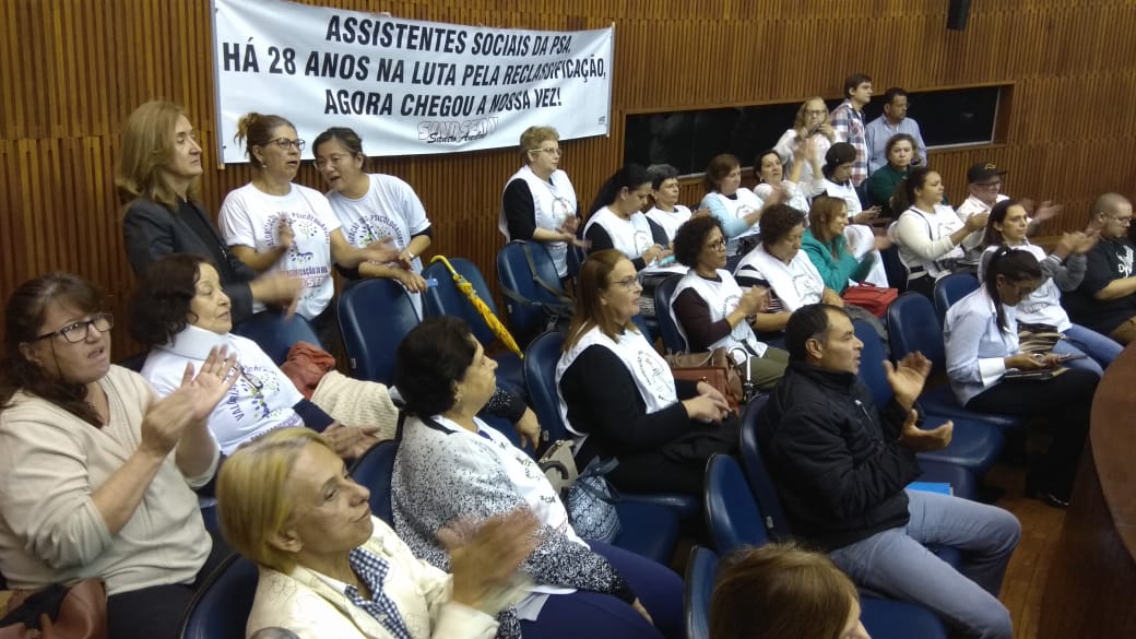 Imagem de Reclassificação Já: Psicólogos, fisioterapeutas, terapeutas ocupacionais e assistentes sociais lotam Câmara na luta por salário digno 