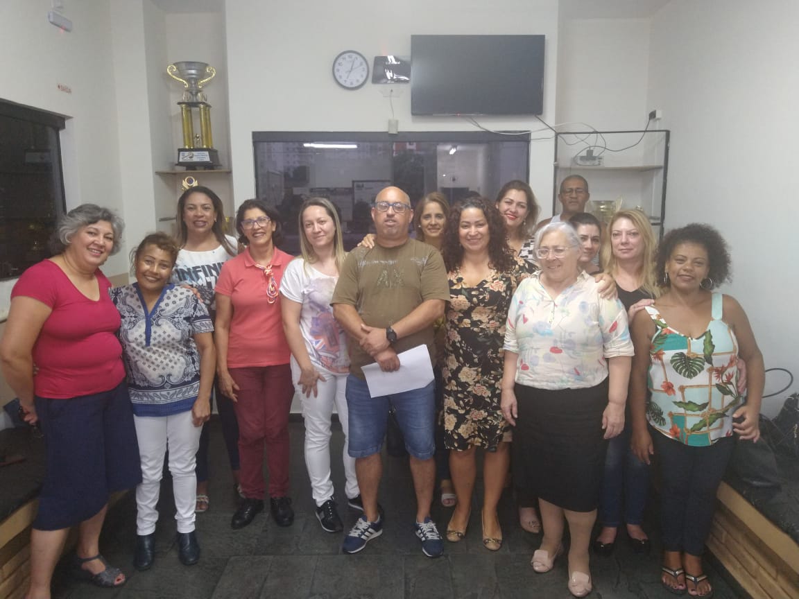 Imagem de Enfermeiros e auxiliares de enfermagem debatem reclassificação salarial no Sindicato