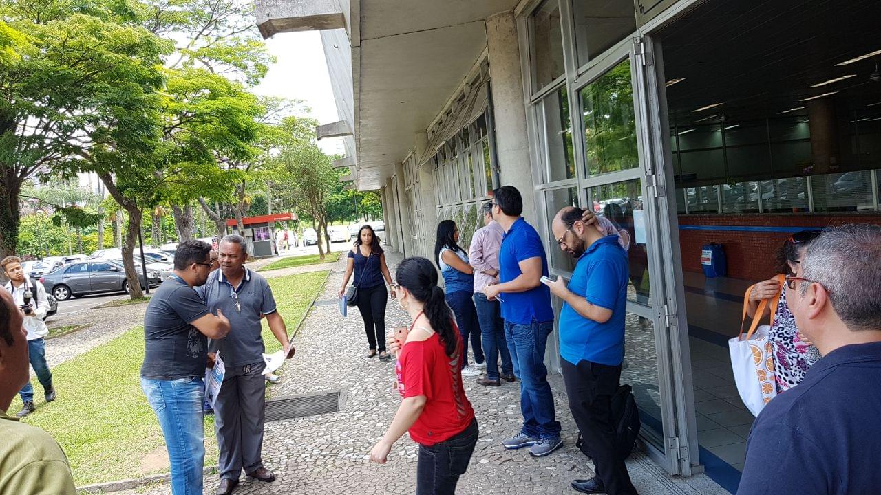 Imagem de Dirigentes do Sindserv Santo André entregam panfletos e dialogam com servidores sobre mudança arbitrária no VT, regras de atribuição dos ADIS e rasuras de pontos 