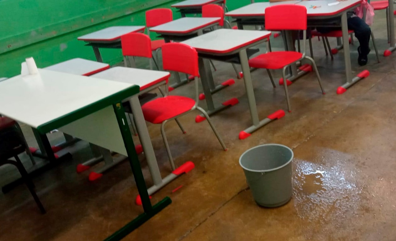 Imagem de Falta de manutenção na Emeief Simão Salém causa inundação nas salas de aula